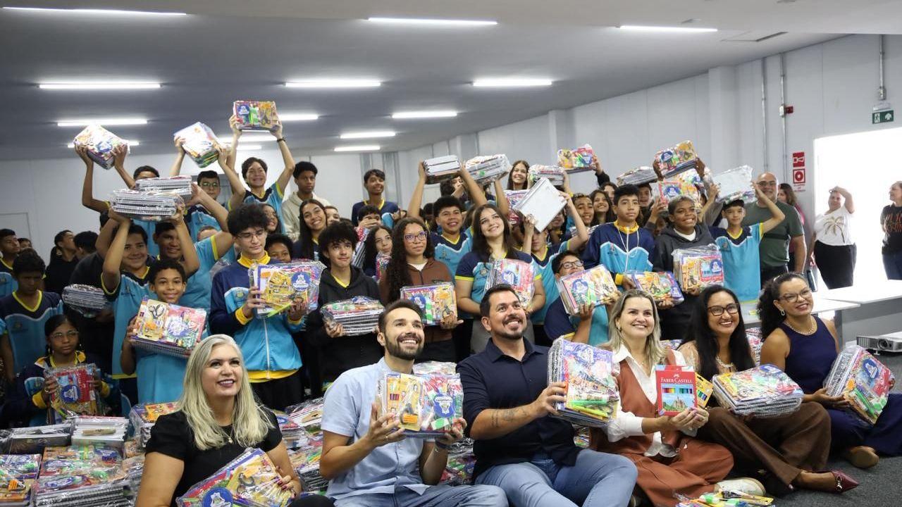 Voltas às aulas é marcada pela entrega de kits escolares e uniformes na rede municipal de Brumadinho